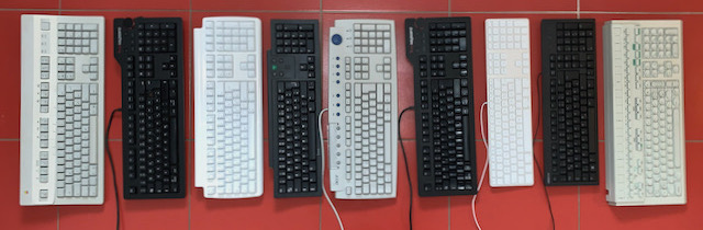 9 Tastaturen in einer Reihe